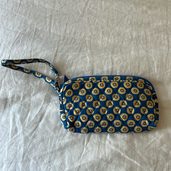 Vera Bradley wristlet - Picture 1 of 3